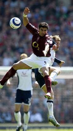 Jose Antonio Reyes (Arsenal, li.) gegen Teemu Tainio (Tottenham Hotspur) -  Fußball Herren Saison 2005 2006, Arsenal FC London - Tottenham Hotspurs, Spurs Gruppe London Dynamik,