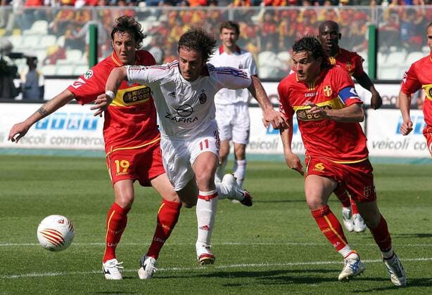 Alberto Gilardino (Milan, Mitte) gegen Alessandro Parisi und Salvatore Aronica (beide Messina) -  Fußball Herren Serie A 2005 2006, 1. Italienische Liga, FC Messina - AC Mailand 1:3 Gruppe Messina Dynamik,