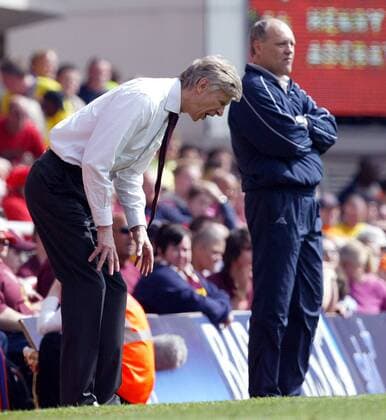 Trainer Arsene Wenger (Arsenal, li.) verzweifelt, re. Trainer Martin Jol (Tottenham Hotspur) -  Fußball Herren English Premier League 2005 2006, 1. Englische Liga, Arsenal FC London - Tottenham Hotspurs 1:1 Gruppe London Verzweiflung, Wut,
