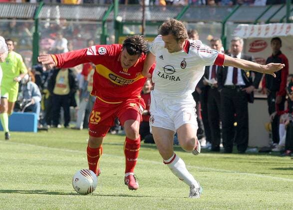 Andriy Shevchenko (re., Milan) gegen Antonio Nocerino (Messina) -  Fußball Herren Serie A 2005 2006, 1. Italienische Liga, FC Messina - AC Mailand 1:3, Vdig Gruppe Messina Dynamik,