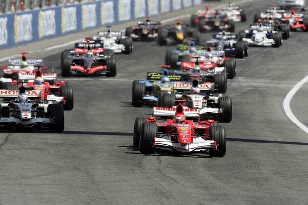 Startsituation beim GP von San Marino 2006: Michael Schumacher (Deutschland Ferrari) führt das Fahrerfeld an Motorsport Grand Prix Herren Großer Preis von San Marino 2006, Formel 1 Weltmeisterschaft, F1, F, GP, WM Totale Imola