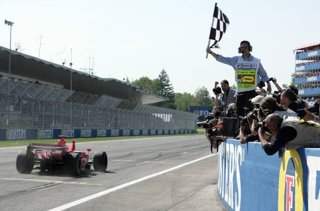 Michael Schumacher (Deutschland Ferrari) bekommt bei seiner Zieldurchfahrt die schwarz weiß karierte Zielflagge gezeigt Motorsport Grand Prix Herren Großer Preis von San Marino 2006, Formel 1 Weltmeisterschaft, F1, F, GP, WM Gruppe Imola