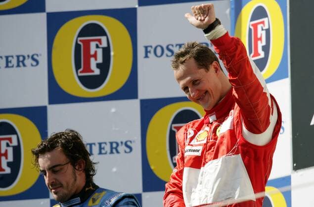 Siegerehrung GP von San Marino 2006: Sieger Michael Schumacher (Deutschland Ferrari, re.) jubelt, daneben der Zweitplatzierte Fernando Alonso (Spanien Renault) Motorsport Grand Prix Herren Großer Preis von San Marino 2006, Formel 1 Weltmeisterschaft, F1, F, GP, WM Gruppe Imola Freude,