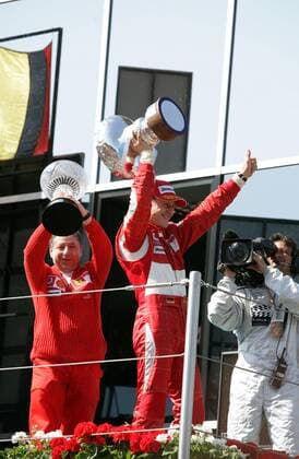 Siegerehrung GP von San Marino 2006: Sieger Michael Schumacher (Deutschland, Mitte) und sein Teamchef Jean Todt (Frankreich beide Ferrari) präsentieren stolz ihre Pokale Motorsport Grand Prix Herren Großer Preis von San Marino 2006, Formel 1 Weltmeisterschaft, F1, F, GP, WM Gruppe Imola Freude,