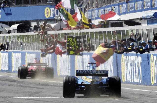 Sieger Michael Schumacher (Deutschland Ferrari, li.) wird bei der Zieldurchfahrt von seiner Crew an der Boxenmauer bejubelt, Fernando Alonso (Spanien Renault) wird ebenfalls von seiner Crew gefeiert Motorsport Grand Prix Herren Großer Preis von San Marino 2006, Formel 1 Weltmeisterschaft, F1, F, GP, WM Totale Imola