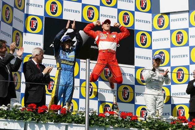 Siegerehrung des GP von San Marino 2006: Michael Schumacher (Deutschland Ferrari) macht zwischen Fernando Alonso (Spanien Renault, li.) und Juan Pablo Montoya (Kolumbien McLaren Mercedes) einen Freudensprung Motorsport Grand Prix Herren Großer Preis von San Marino 2006, Formel 1 Weltmeisterschaft, F1, F, GP, WM Gruppe Imola Freude, Begeisterung,