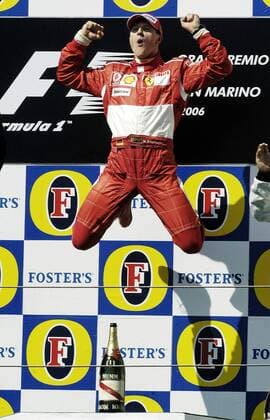 Sieger Michael Schumacher (Deutschland Ferrari) jubelt während der Siegerehrung für den GP von San Marino 2006 mit einem Freudensprung Motorsport Grand Prix Herren Großer Preis von San Marino 2006, Formel 1 Weltmeisterschaft, F1, F, GP, WM Einzelbild Imola, Bier, Brauerei Höhe Freude, Begeisterung,