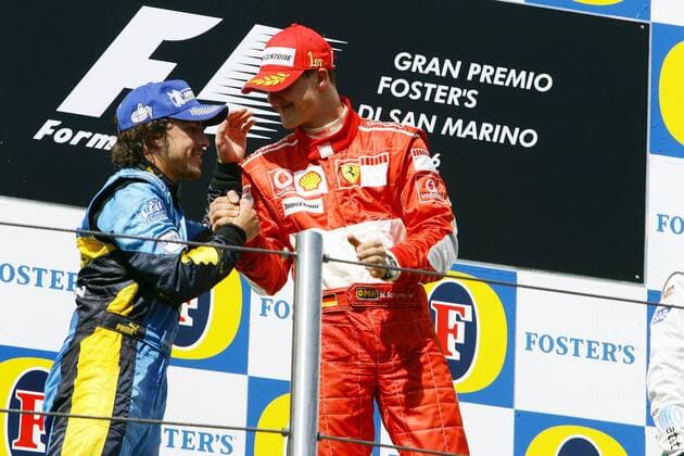 Siegerehrung des GP von San Marino 2006: Michael Schumacher (Deutschland Ferrari, re.) bekommt von Fernando Alonso (Spanien Renault) Gratulationen zum Sieg Motorsport Grand Prix Herren Großer Preis von San Marino 2006, Formel 1 Weltmeisterschaft, F1, F, GP, WM Gruppe Imola Freude,