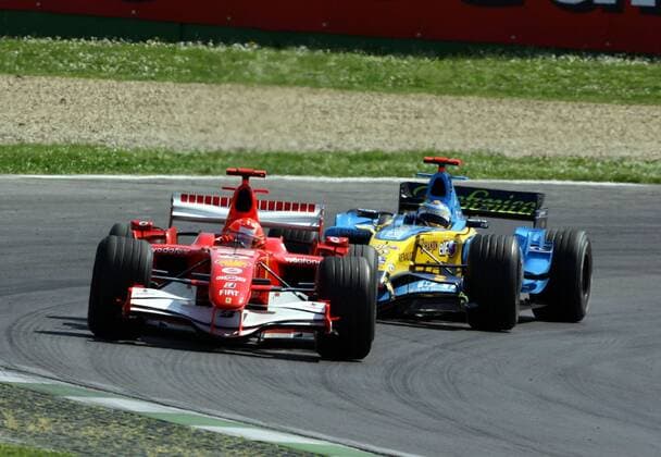 Michael Schumacher (Deutschland Ferrari) vor Fernando Alonso (Spanien Renault) Motorsport Grand Prix Herren Großer Preis von San Marino 2006, Formel 1 Weltmeisterschaft, F1, F, GP, WM Gruppe Imola