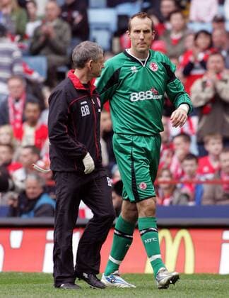 Torwart Mark Schwarzer (re., Middlesbrough) wird von einem Betreuer verletzt vom Platz geführt -  Fußball Herren English FA Cup 2005 2006, Englischer Pokal, Pokalspiel, FC Middlesbrough, Halbfinale, Vdig Gruppe Birmingham
