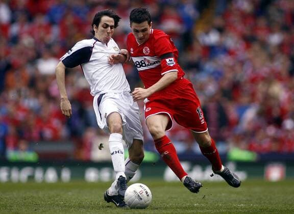 Stewart Downing (re., Middlesbrough) gegen Yossi Benayoun (West Ham) - EDITORIAL USE ONLY. No use with unauthorised audio, video, data, fixture lists, club league logos or live services. Online in-match use limited to 120 images, no video emulation. No use in betting, games or single club league player publications. Fußball Herren English FA Cup 2005 2006, Englischer Pokal, Pokalspiel, FC Middlesbrough - West Ham United 0:1, Vdig Gruppe Halbfinale Birmingham Dynamik,