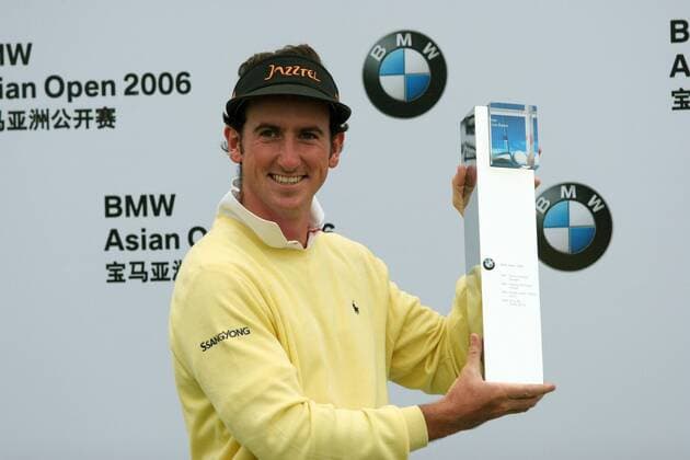 Gonzalo Fernandez Castano (Spanien) präsentiert bei der Siegerehrung den Pokal für seinen Sieg bei den BMW Asian Open 2006 -  (IMCpau7944415) Golf Herren BMW Asian Open 2006, European PGA Tour, Golfen Einzelbild Shanghai Freude,