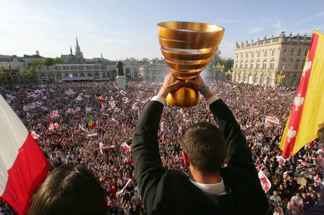 AS Nancy Lorraine ist Ligapokalsieger - der Pokal wird den zahlreichen Fans auf dem Place Stanislas präsentiert -  (pan13782) Fußball Herren Coupe de la Ligue 2005 2006, Französischer Ligapokal, Ligue 1, 1. Französische Liga, Empfang Totale Nancy Masse,  
