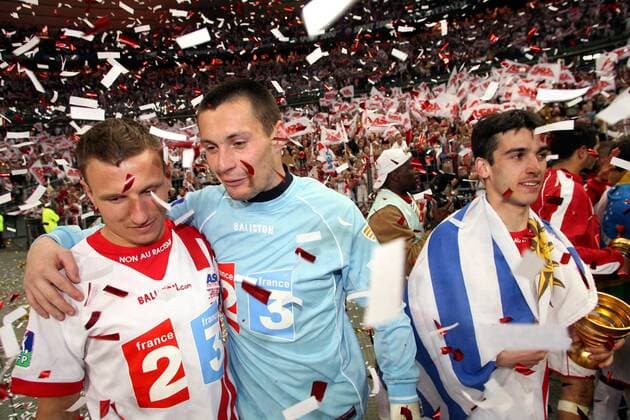 Ligapokalsieger Nancy: Torwart Olivier Sorin umarmt Emmanuel Duchemin im Konfettiregen -  (pan13785) Fußball Herren Coupe de la Ligue 2005 2006, Französischer Ligapokal, Finale, Endspiel, AS Nancy Lorraine, Ligue 1 Gruppe Siegesfeier, Ligapokalendspiel, Ligapokalfinale Paris Freude,  