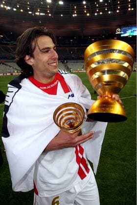 Ligapokalsieger Nancy: Pascal Berenguer jubelt mit den Trophäen -  (pan13785) Fußball Herren Coupe de la Ligue 2005 2006, Französischer Ligapokal, Finale, Endspiel, AS Nancy Lorraine, Ligue 1 Einzelbild Siegesfeier, Ligapokalendspiel, Ligapokalfinale Paris Freude,  