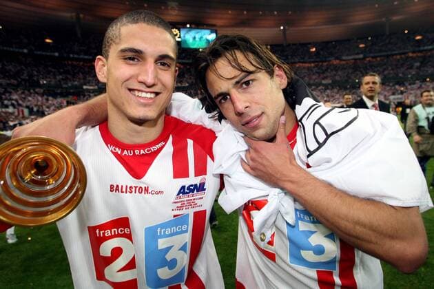 Ligapokalsieger Nancy: Pascal Berenguer (re.) jubelt mit Mickael Chretien und einer kleinen Version der Trophäe -  (pan13785) Fußball Herren Coupe de la Ligue 2005 2006, Französischer Ligapokal, Finale, Endspiel, AS Nancy Lorraine, Ligue 1 Gruppe Siegesfeier, Ligapokalendspiel, Ligapokalfinale Paris Freude,  
