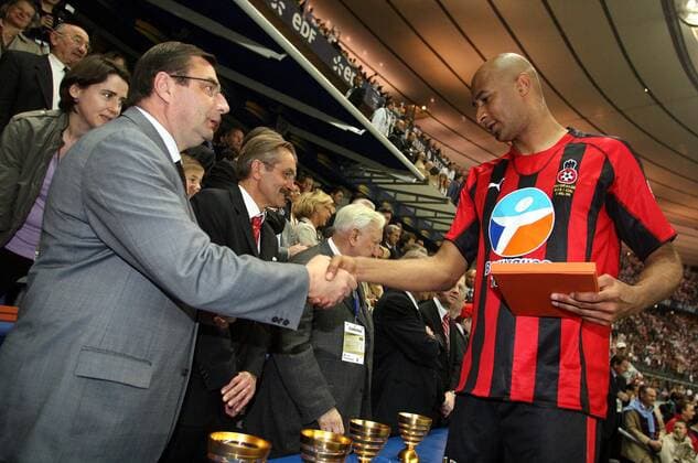 Jean Francois Lamour (Frankreich, li.), Minister für Jugend und Sport, gratuliert Sammy Traore (Nizza) bei der Siegerehrung zum 2. Platz im Coupe de la Ligue 2005 2006 -  (pan13785) Fußball Herren Coupe de la Ligue 2005 2006, Französischer Ligapokal, Finale, Endspiel, 1. Französische Liga Gruppe Ligapokalendspiel, Ligapokalfinale Paris  