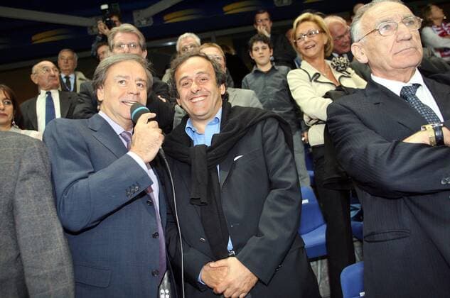 Michel Platini (Mitte) im Interview bei France 3 Moderator Daniel Lauclair, re. FFF Präsident Jean Pierre Escalettes (alle Frankreich) -  (pan13785) Fußball Herren Coupe de la Ligue 2005 2006, Französischer Ligapokal, Finale, Endspiel, Pokalspiel Gruppe Ligapokalendspiel, Ligapokalfinale Paris  