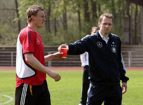 Mannschaftsarzt Dr. Tim Meyer reicht Robert Huth (beide Deutschland) während des DFB Leistungstests in Düsseldorf etwas zu trinken Fußball Herren Nationalmannschaft 2006, Nationalteam, Vorbereitung, Training, Leistungstest, Leistungsdiagnostik Gruppe Düsseldorf