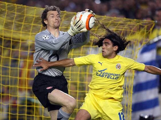 Torwart Jens Lehmann (Arsenal) gegen Juan Pablo Sorin (Villarreal) -  Fußball EC 1 Herren Champions League 2005 2006, Halbfinale, FC Villarreal - Arsenal FC London 0:0 Gruppe Villarreal Dynamik, Kampf,