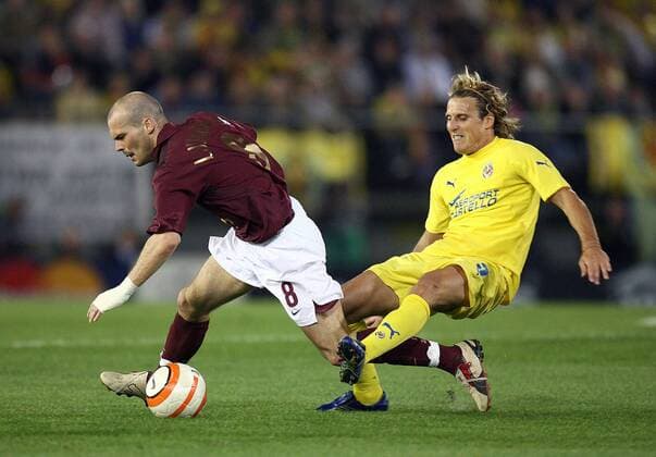 Fredrik Ljungberg (Arsenal, li.) gegen Diego Forlan (Villarreal) -  Fußball EC 1 Herren Champions League 2005 2006, Halbfinale, FC Villarreal - Arsenal FC London 0:0 Gruppe Villarreal Dynamik, Kampf,
