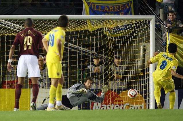 Torwart Jens Lehmann (Arsenal) hält den Elfmeter von Juan Roman Riquelme (Villarreal, re.) -  Fußball EC 1 Herren Champions League 2005 2006, Halbfinale, FC Villarreal - Arsenal FC London 0:0 Gruppe Villarreal Dynamik, Abwehr Spannung,