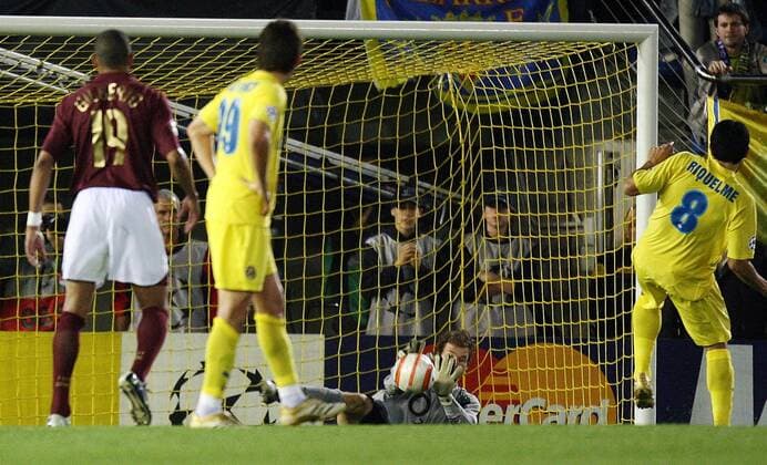 Torwart Jens Lehmann (Arsenal) hält den Elfmeter von Juan Roman Riquelme (Villarreal, re.) -  Fußball EC 1 Herren Champions League 2005 2006, Halbfinale, FC Villarreal - Arsenal FC London 0:0 Gruppe Villarreal Dynamik, Abwehr,