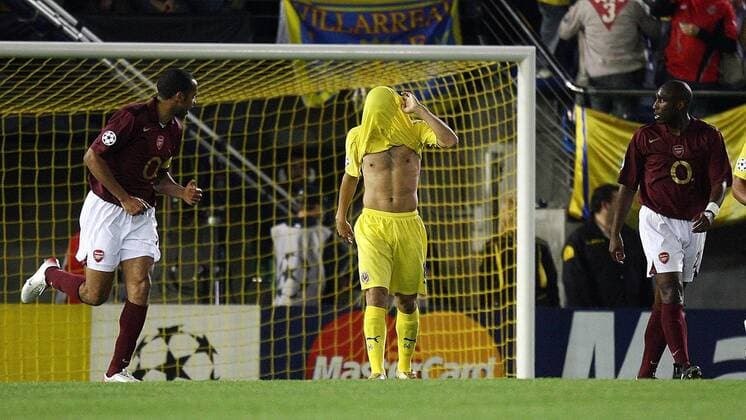 Der verzweifelte Juan Roman Riquelme (Villarreal, Mitte) wird von Sol Campbell (re.) und Thierry Henry (beide Arsenal) fast schon sorgenvoll betrachtet -  Fußball EC 1 Herren Champions League 2005 2006, Halbfinale, FC Villarreal - Arsenal FC London 0:0 Gruppe Villarreal Enttäuschung, Verzweiflung,