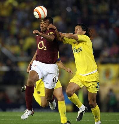 Thierry Henry (Arsenal, li.) gegen Juan Manuel Pena (Villarreal) -  Fußball EC 1 Herren Champions League 2005 2006, Halbfinale, FC Villarreal - Arsenal FC London 0:0 Gruppe Villarreal Dynamik,