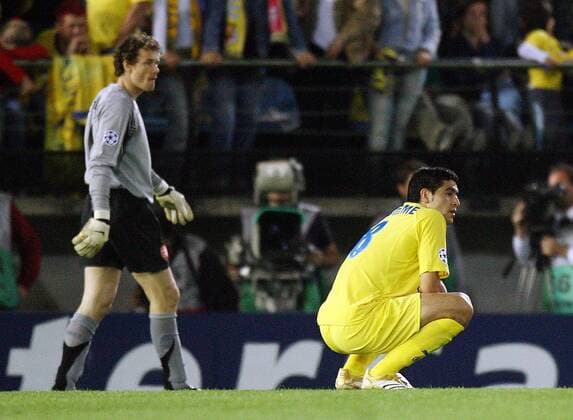 Torwart Jens Lehmann (Arsenal) würdigt den fassungslosen Juan Roman Riquelme (Villarreal) keines Blickes -  Fußball EC 1 Herren Champions League 2005 2006, Halbfinale, FC Villarreal - Arsenal FC London 0:0 Gruppe Villarreal Enttäuschung,