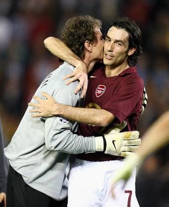 Robert Pires und Torwart Jens Lehmann (beide Arsenal) - Schlussjubel -  Fußball EC 1 Herren Champions League 2005 2006, Halbfinale, Arsenal FC London Gruppe Villarreal Harmonie, Freude,