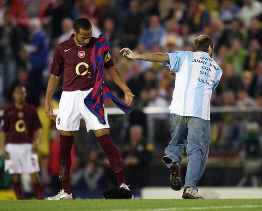 Flitzer Jimmy Jump (Jaume Marquet Cot) wirft Thierry Henry (Arsenal) ein Trikot vom FC Barcelona zu und möchte ihm so auf medienwirksame Art einen Wechsel nahe legen -  Fußball EC 1 Herren Champions League 2005 2006, Arsenal FC London Gruppe Halbfinale, Jimmy, Jump, www.jimmyjump.com Villarreal