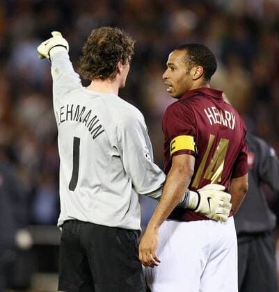 Torwart Jens Lehmann gibt Thierry Henry (beide Arsenal) die Richtung vor -  Fußball EC 1 Herren Champions League 2005 2006, Arsenal FC London Gruppe Halbfinale, Villarreal