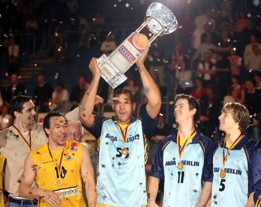 V.li.: Matej Mamic, Demond Greene, Stephen Arigbabu mit der Siegertrophäe, Philip Zwiener und Robert Kulawick (alle ALBA) jubeln während der Siegerehrung für den Pokalsieg 2006 Basketball 1. BL Herren BBL Pokal 2005 2006, Pokalspiel, Finalrunde, Endrunde, Top 4, Top4, Final Four, Finale, Endspiel Gruppe Bamberg Freude,