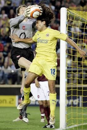 Torwart Jens Lehmann (Arsenal) gegen Juan Pablo Sorin (Villarreal) -  (pan13816) Fußball EC 1 Herren Champions League 2005 2006, Halbfinale, FC Villarreal - Arsenal FC London 0:0 Gruppe Villarreal Dynamik, Kampf, Abwehr,  