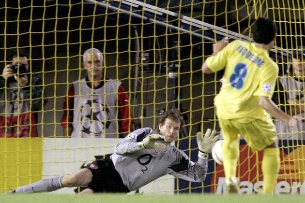 Torwart Jens Lehmann (Arsenal) pariert den Elfmeter von Juan Roman Riquelme (Villarreal) -  (pan13816) Fußball EC 1 Herren Champions League 2005 2006, Halbfinale, FC Villarreal - Arsenal FC London 0:0 Gruppe Villarreal Dynamik, Abwehr,  
