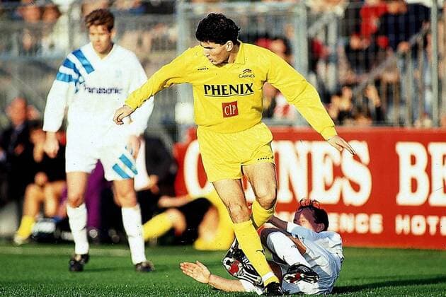 Zinedine Zidane (Cannes, Mitte) wird gefoult -  (pan3453) Fußball Herren Ligue 1 1991 1992, 1. Französische Liga, AS Cannes - Olympique de Marseille 1:2, OM Gruppe Cannes Dynamik, Kampf,  