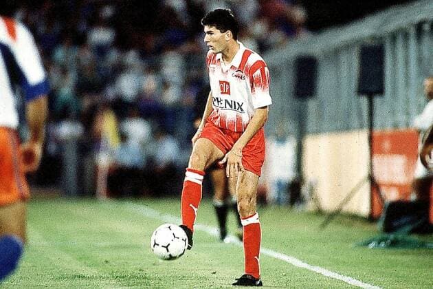 Zinedine Zidane (Cannes) am Ball -  (pan3453) Fußball Herren Ligue 1 1991 1992, 1. Französische Liga, AS Cannes Einzelbild Aufnahmedatum geschätzt  