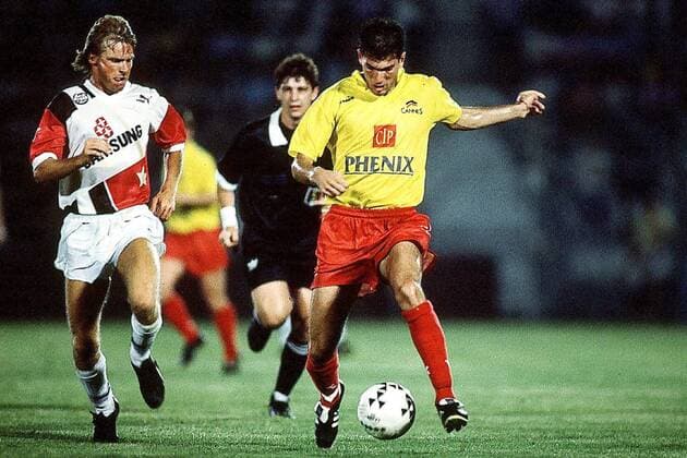Zinedine Zidane (Cannes, re.) gegen Lothar Sippel (Frankfurt) -  (pan3453) Fußball Herren Saisonvorbereitung 1991 1992, Vorbereitung, Test, Testspiel, AS Cannes - Eintracht Frankfurt 5:6 Gruppe Dynamik,  