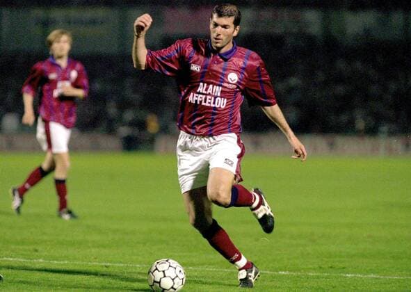Zinedine Zidane (Bordeaux) am Ball -  (pan457) Fußball Herren Ligue 1 1995 1996, 1. Französische Liga, Girondins de Bordeaux Einzelbild Dynamik,  