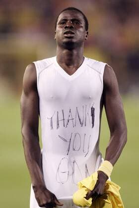 Thank You God - Emmanuel Eboue (Arsenal) dankt einer höheren Instanz -  (pan13816) Fußball EC 1 Herren Champions League 2005 2006, Halbfinale, Arsenal FC London, Einzelbild Villarreal  