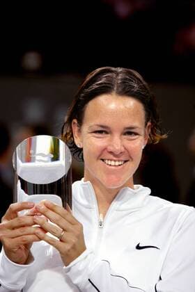 Siegerehrung bei den Zürich Open 2005 - Siegerin Lindsay Davenport (USA) präsentiert stolz den Pokal -  (zur2005102302) Tennis Damen Zurich Open 2005, WTA Tour, Halle, Indoor Einzelbild Zürich Freude,
