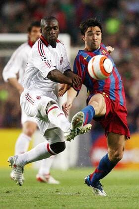 Deco (FC Barcelona, re.) gegen Clarence Seedorf (Milan) -  Fußball EC 1 Herren Champions League 2005 2006, Halbfinale, FC Barcelona - AC Mailand, Barca Gruppe Barcelona Dynamik, Kampf,