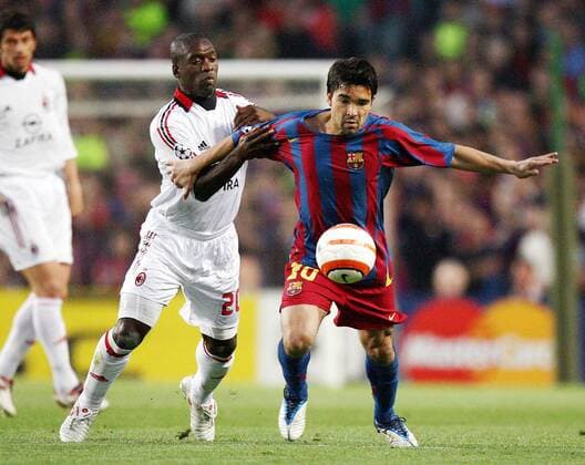 Deco (FC Barcelona, re.) gegen Clarence Seedorf (Milan) -  Fußball EC 1 Herren Champions League 2005 2006, Halbfinale, FC Barcelona - AC Mailand, Barca Gruppe Barcelona Dynamik, Kampf,