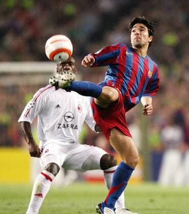 Deco (FC Barcelona, re.) nimmt den Ball artistisch an, li. Schaut Clarence Seedorf (Milan) zu -  Fußball EC 1 Herren Champions League 2005 2006, Halbfinale, FC Barcelona - AC Mailand, Barca Gruppe Barcelona Dynamik,