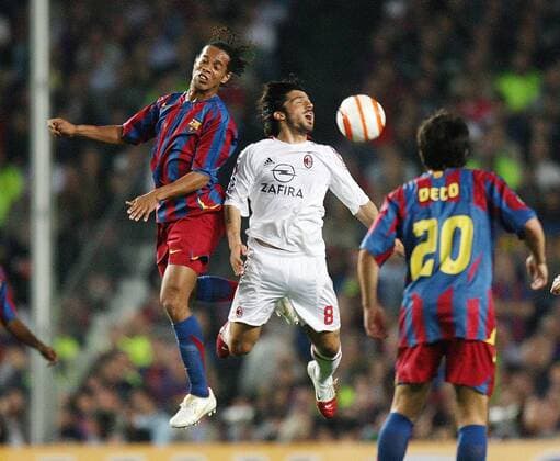 Ronaldinho (FC Barcelona, li.) gegen Gennaro Gattuso (Milan), daneben Deco (FC Barcelona) -  Fußball EC 1 Herren Champions League 2005 2006, Halbfinale, FC Barcelona - Ac Mailand, Barca, Gruppe Barcelona Dynamik, Kampf