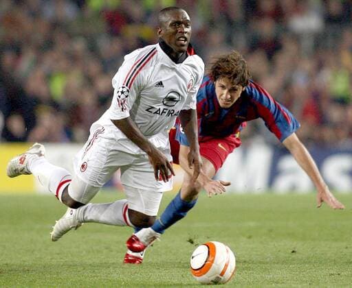 Clarence Seedorf (Milan, li.) fällt gegen Edmilson (FC Barcelona) -  Fußball EC 1 Herren Champions League 2005 2006, Halbfinale, FC Barcelona - AC Mailand 0:0, Barca Gruppe Barcelona Dynamik,