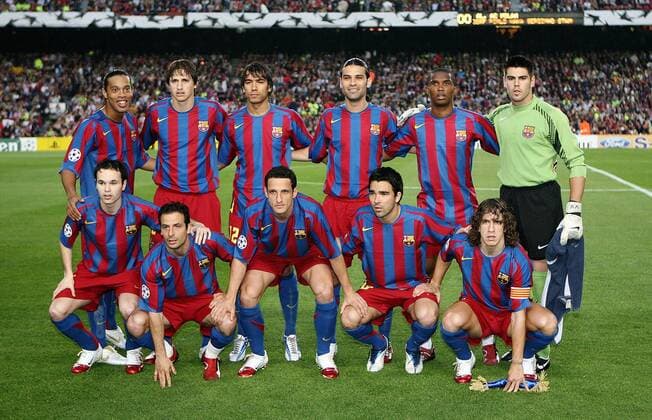 Mannschaftsbild FC Barcelona, hi.v.li.: Ronaldinho, Edmilson, Giovanni van Bronckhorst, Rafael Marquez, Samuel Etoo, Torwart Victor Valdes; vorn: Andres Iniesta, Ludovic Giuly, Juliano Belletti, Deco und Carles Puyol -  Fußball EC 1 Herren Champions League 2005 2006, Halbfinale, FC Barcelona, Barca Totale Barcelona
