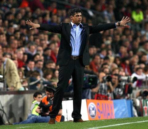 Trainer Frank Rijkaard (FC Barcelona) hebt gleich ab -  Fußball EC 1 Herren Champions League 2005 2006, Halbfinale, FC Barcelona, Barca Einzelbild Barcelona