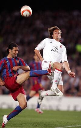 Alberto Gilardino (Milan, re.) gegen Rafael Marquez (FC Barcelona) -  Fußball EC 1 Herren Champions League 2005 2006, Halbfinale, FC Barcelona - AC Mailand 0:0, Barca Gruppe Barcelona Dynamik, Kampf,